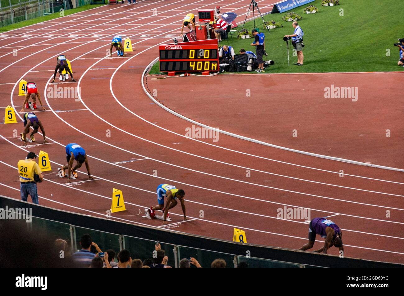ROME, ITALIE - 10 JUIN 2010 : les athlètes effectuent 400 m de course lors des championnats d'athlétisme du Gala d'or de Rome 2010 au stade olympique de Rome, en Italie. Banque D'Images