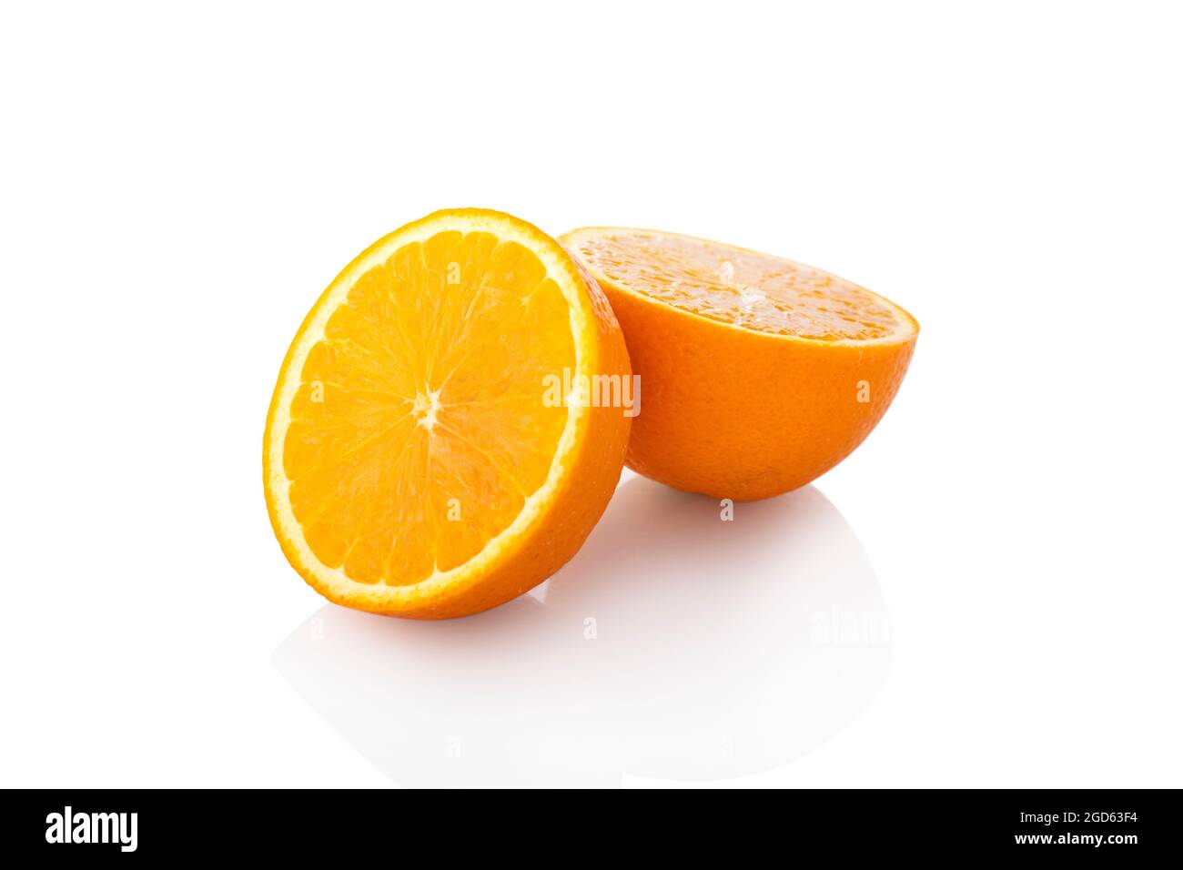 Tranche orange. Deux demi-oranges orientées vers la gauche sur un fond blanc Banque D'Images