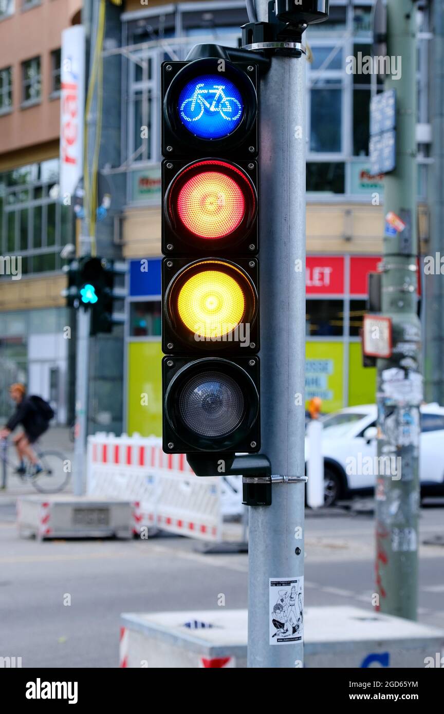 Berlin, Allemagne, le 2 juin 2021, le feu de circulation à vélo change juste de rouge à jaune Banque D'Images