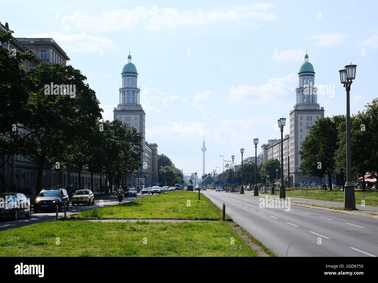 Berlin, Allemagne, 17 juin 2021, vue à travers Frankurter Tor vers Alexanderplatz avec Karl-Marx-Allee et tour de télévision en arrière-plan Banque D'Images