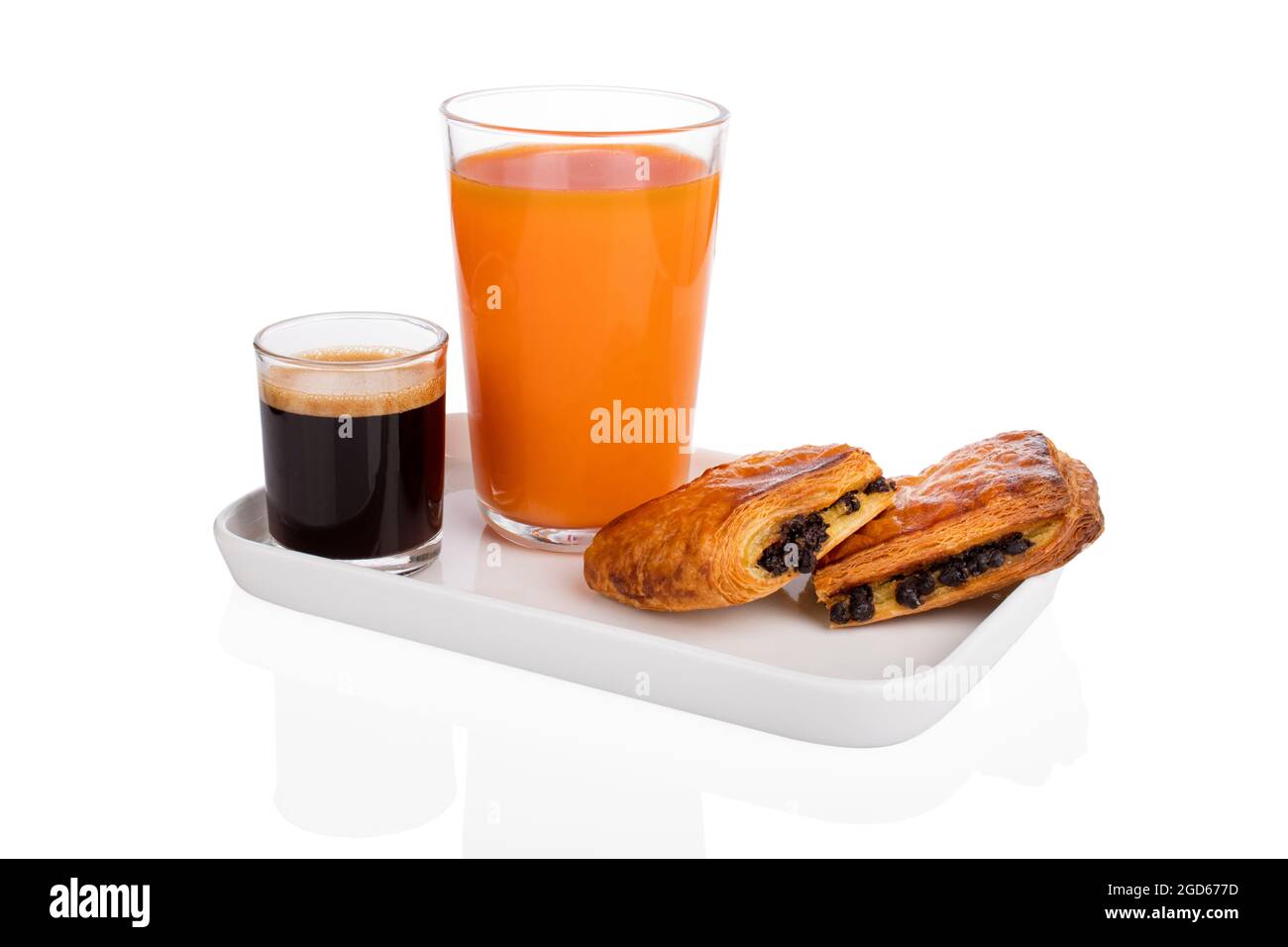 Pain suisse, petit déjeuner français, pain suisse, croissant jus d'orange sur fond blanc Banque D'Images