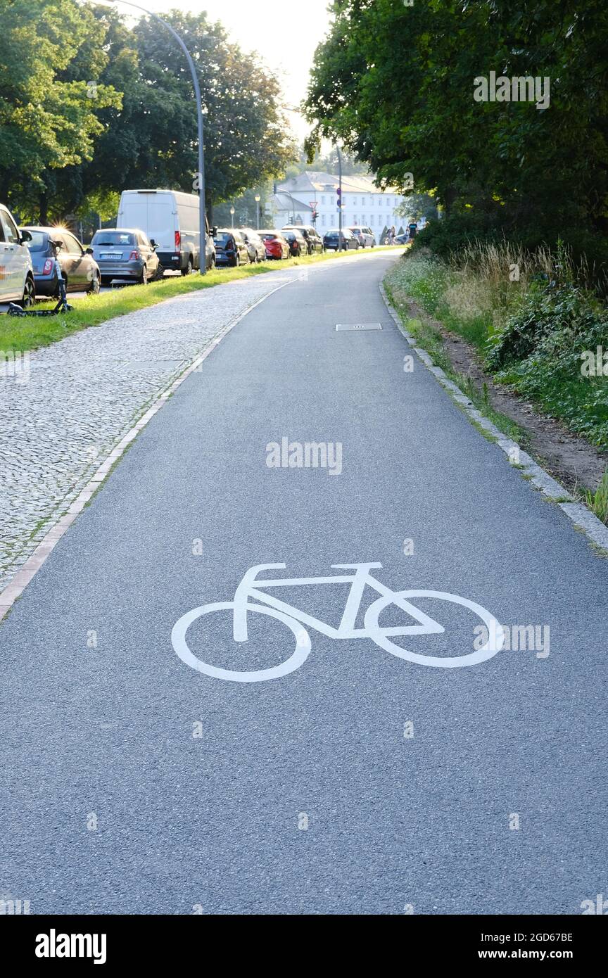 Berlin, Allemagne, 23 juillet 2021, piste cyclable à John-Foster-Dulles-Allee avec le palais Bellevue en arrière-plan. Banque D'Images