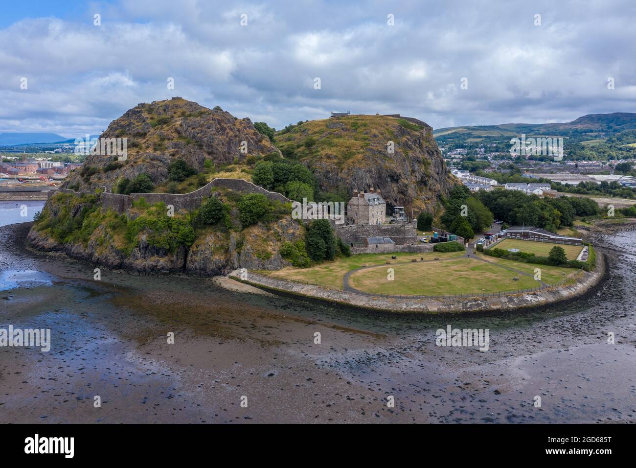 Château de Dumbarton bâtir sur la roche volcanique vue aérienne du Royaume-Uni Ecosse ci-dessus Banque D'Images