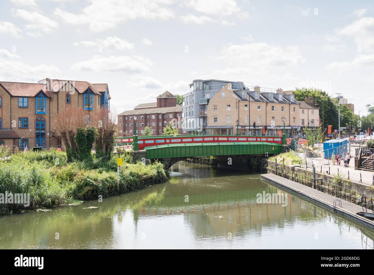 Un pont Brentford coloré et la rivière Brant, Brentford, Middlesex, West London, Angleterre, ROYAUME-UNI Banque D'Images