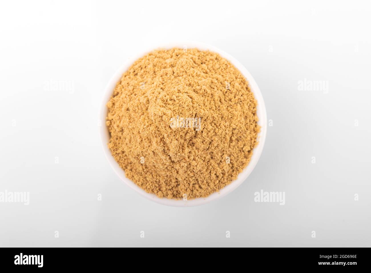 Poudre de gingembre. Poudre de gingembre dans un bol blanc, sur fond blanc. Gingembre, poudre de gingembre. Banque D'Images