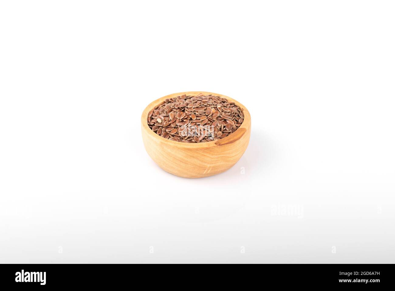 graines de lin. graines de lin dans un bol en bois sur fond blanc. lin, graines. Banque D'Images