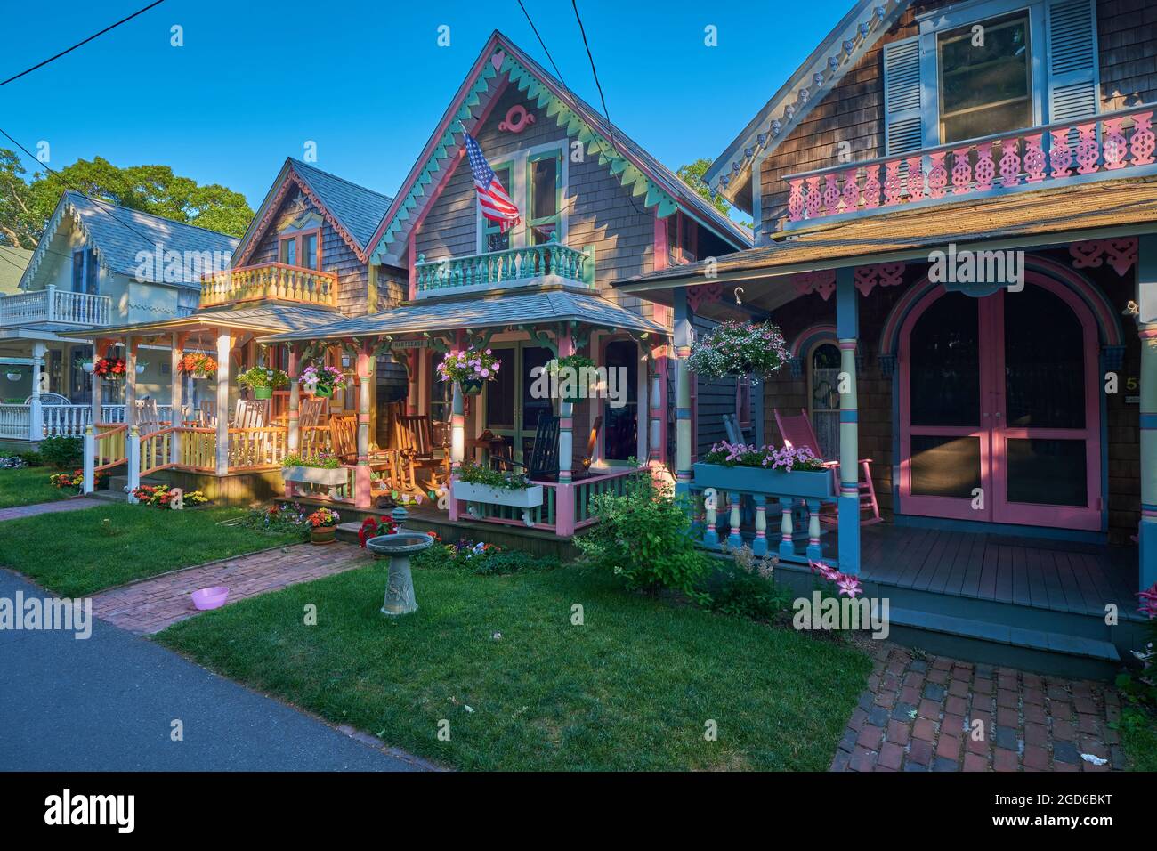 Gingerbread cottages rue à Oak Bluffs, Martha's Vineyard Island Banque D'Images