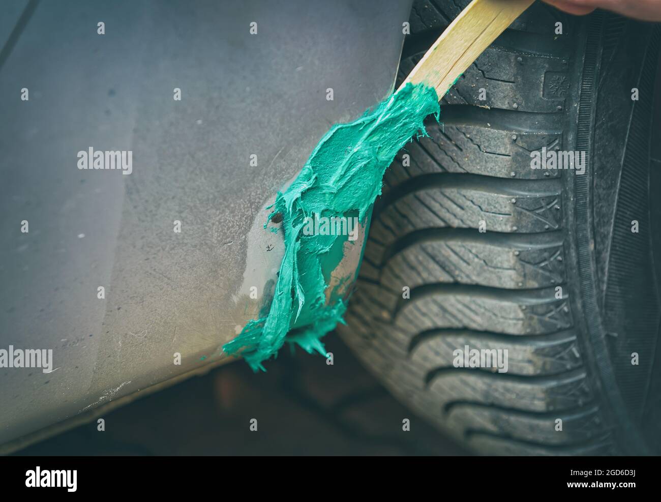 Réparation d'un trou de rouille dans une carrosserie de voiture avec du  mastic Photo Stock - Alamy