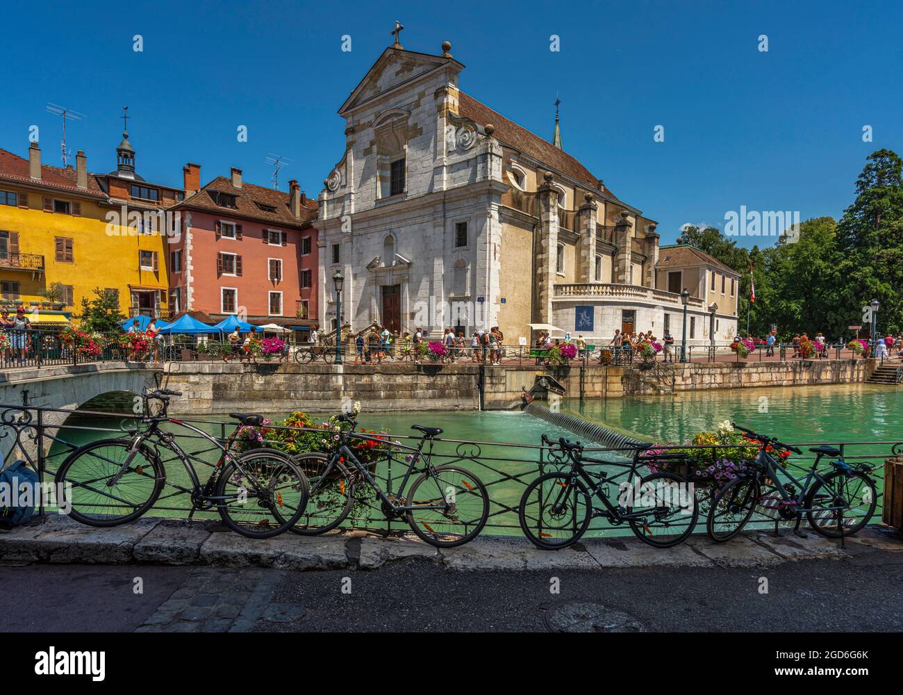 Touristes et bicyclettes lors d'une journée d'été devant l'église de San Francesco de Sales. Annecy, département Savoie, région Auvergne-Rhône-Alpes, France Banque D'Images