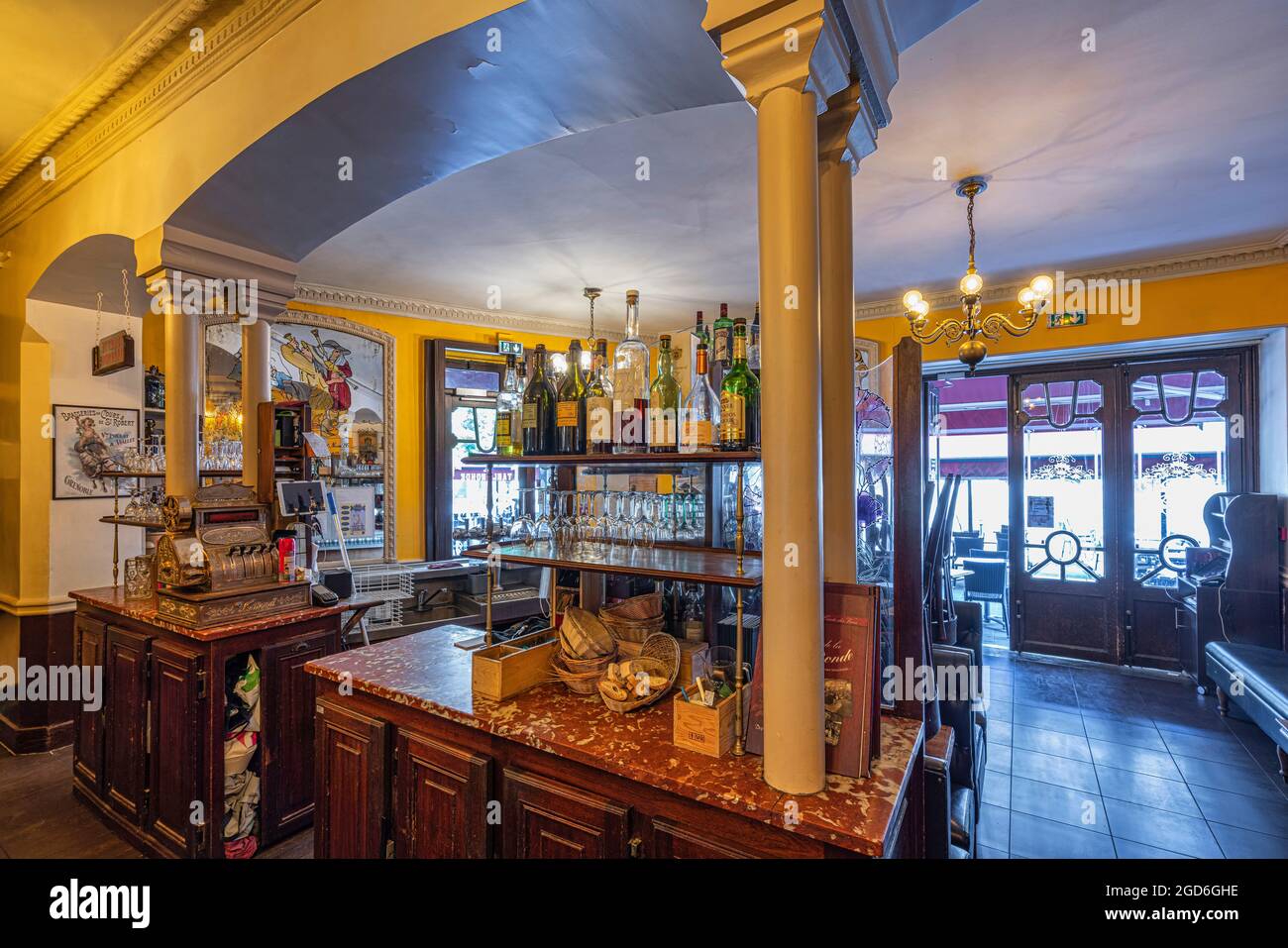 La Table ronde est le deuxième plus ancien café de France. Il a été ouvert  en 1739. Grenoble, région Auvergne-Rhône-Alpes, isèr Photo Stock - Alamy