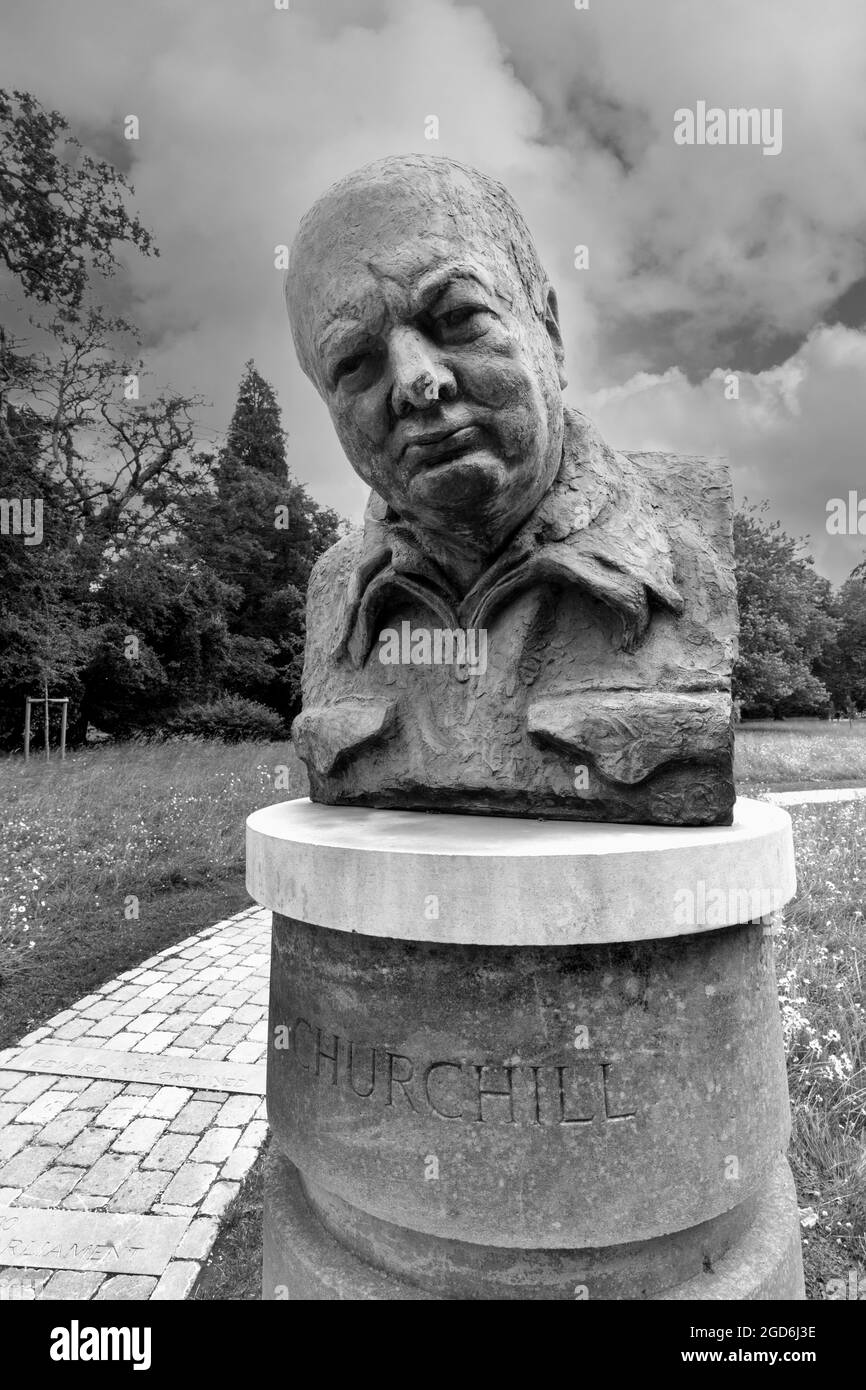 Statue en bronze - buste - de Sir Winston Churchill par Oscar Nemon dans le domaine de Blenheim Palace, Woodstock, Oxfordshire, Royaume-Uni Banque D'Images