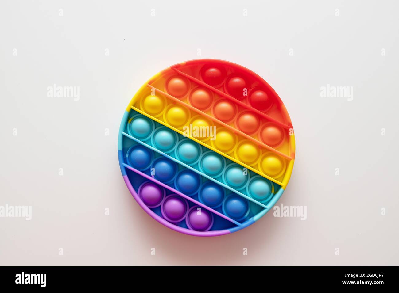 Jouets de violon Rainbow POP IT sur fond blanc, pose plate. Espace pour le texte Banque D'Images