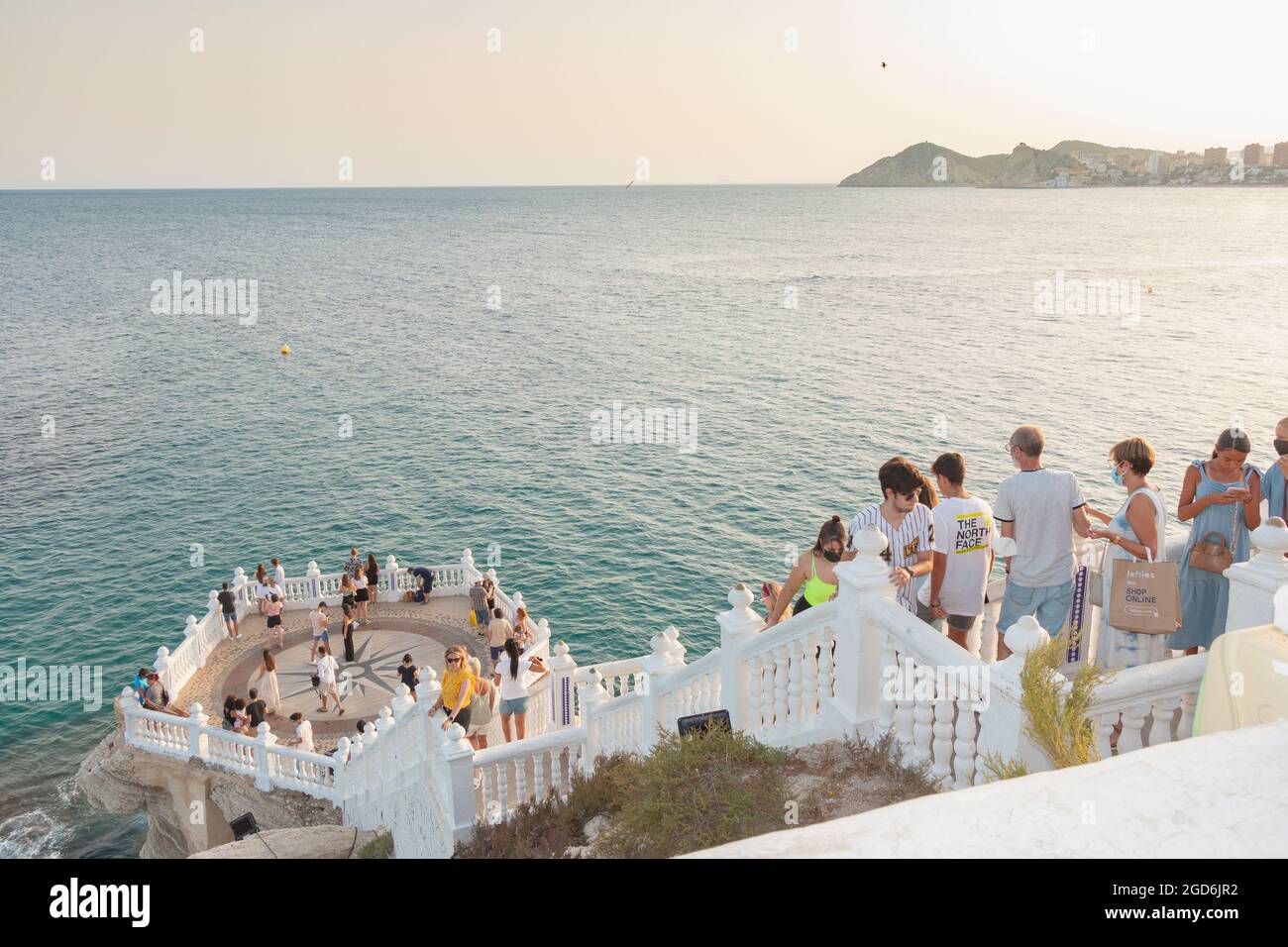 Touristes visitant le balcon del Mediterraneo à Benidorm pendant l'été en août avec de belles vues sur la mer Méditerranée et la ville. Banque D'Images