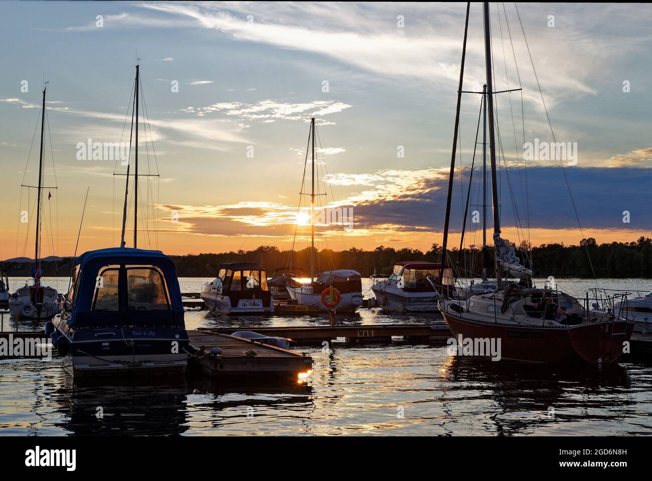 Port de plaisance d'Ottawa au coucher du soleil avec bateaux Banque D'Images