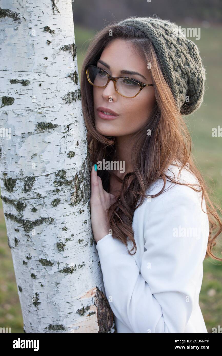 fille avec lunettes et casquette de laine Photo Stock - Alamy