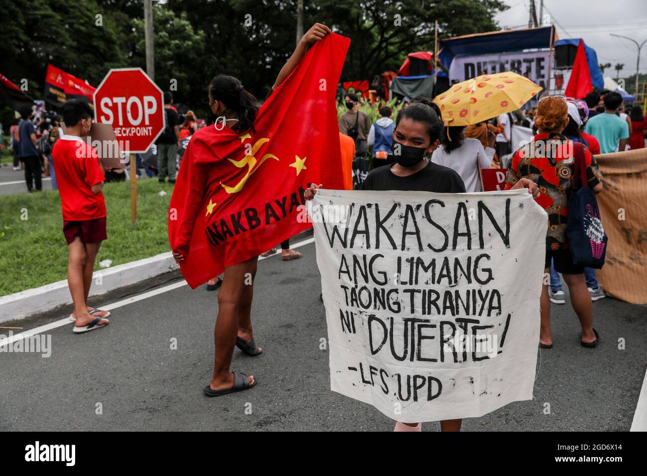 Des manifestants portant des vêtements protecteurs avec des banderoles avant le dernier discours du président Rodrigo Duterte sur l'état de la nation à Quezon City, dans la région métropolitaine de Manille. Des milliers de manifestants de gauche se sont rassemblés et ont défilé vers le Congrès philippin, où Duterte a prononcé son dernier discours sur l'état de la nation, en liquidant son mandat de six ans au milieu de critiques telles que des violations présumées des droits de l'homme, Mauvaise gestion de la pandémie du coronavirus et inaction face au comportement agressif de la Chine dans la mer de Chine méridionale contestée. Philippines. Banque D'Images