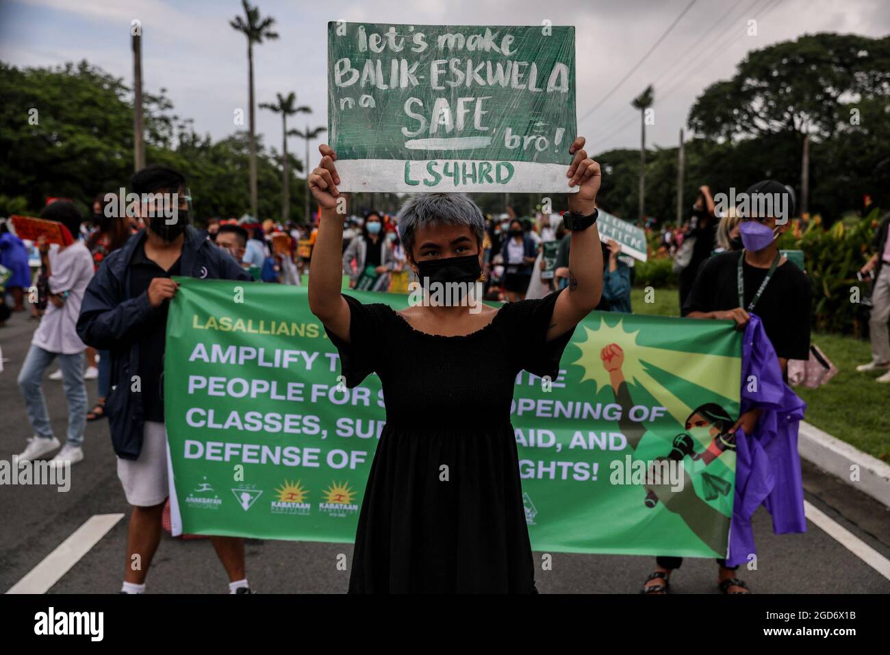 Des manifestants portant des vêtements protecteurs avec des banderoles avant le dernier discours du président Rodrigo Duterte sur l'état de la nation à Quezon City, dans la région métropolitaine de Manille. Des milliers de manifestants de gauche se sont rassemblés et ont défilé vers le Congrès philippin, où Duterte a prononcé son dernier discours sur l'état de la nation, en liquidant son mandat de six ans au milieu de critiques telles que des violations présumées des droits de l'homme, Mauvaise gestion de la pandémie du coronavirus et inaction face au comportement agressif de la Chine dans la mer de Chine méridionale contestée. Philippines. Banque D'Images