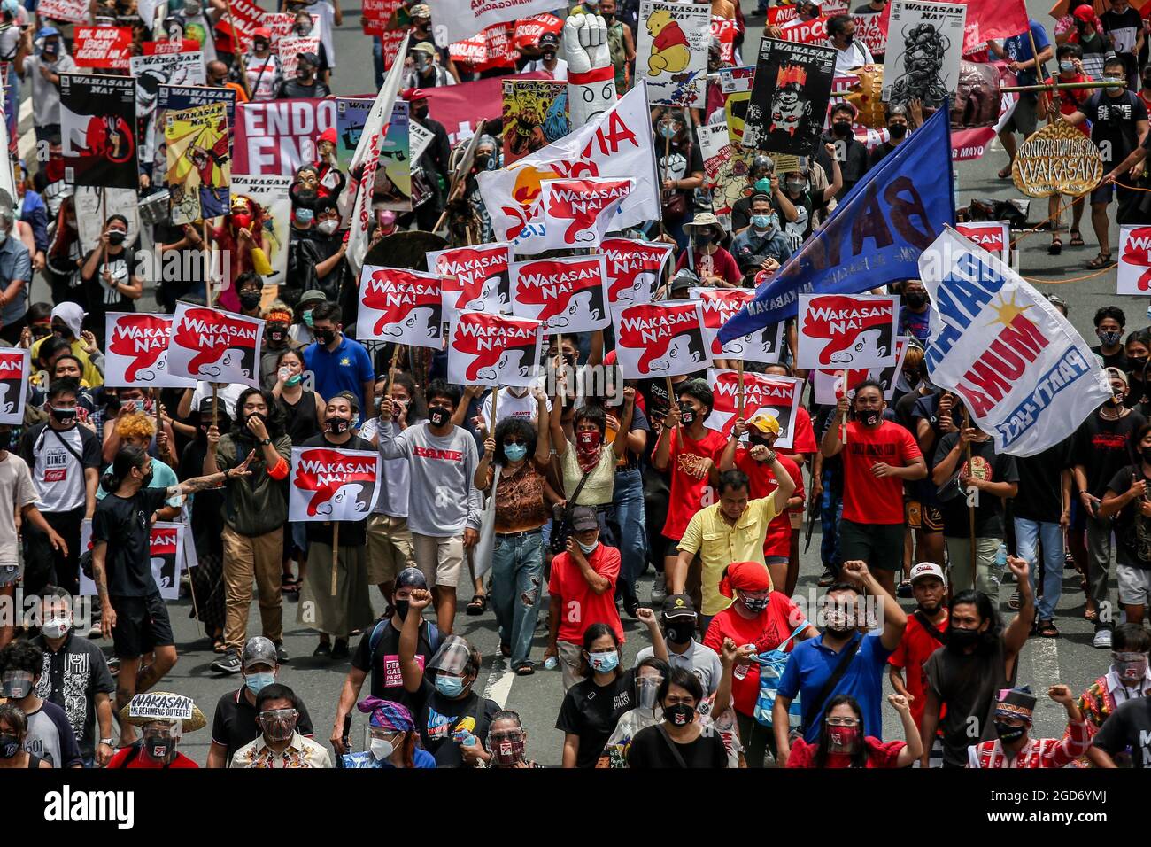 Les manifestants qui portent des vêtements protecteurs défilent devant le dernier discours du président Rodrigo Duterte sur l'état de la nation à Quezon City, dans la région métropolitaine de Manille. Des milliers de manifestants de gauche se sont rassemblés et ont défilé vers le Congrès philippin, où Duterte a prononcé son dernier discours sur l'état de la nation, en liquidant son mandat de six ans au milieu de critiques telles que des violations présumées des droits de l'homme, Mauvaise gestion de la pandémie du coronavirus et inaction face au comportement agressif de la Chine dans la mer de Chine méridionale contestée. Philippines. Banque D'Images