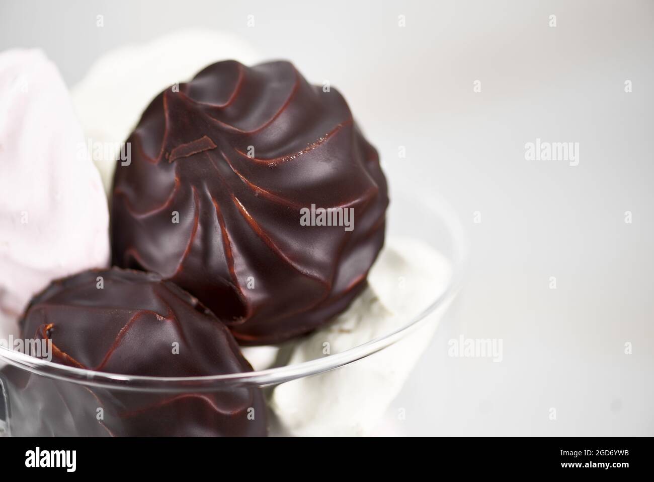 Guimauves au chocolat sur fond blanc, gros plan, horizontal Banque D'Images