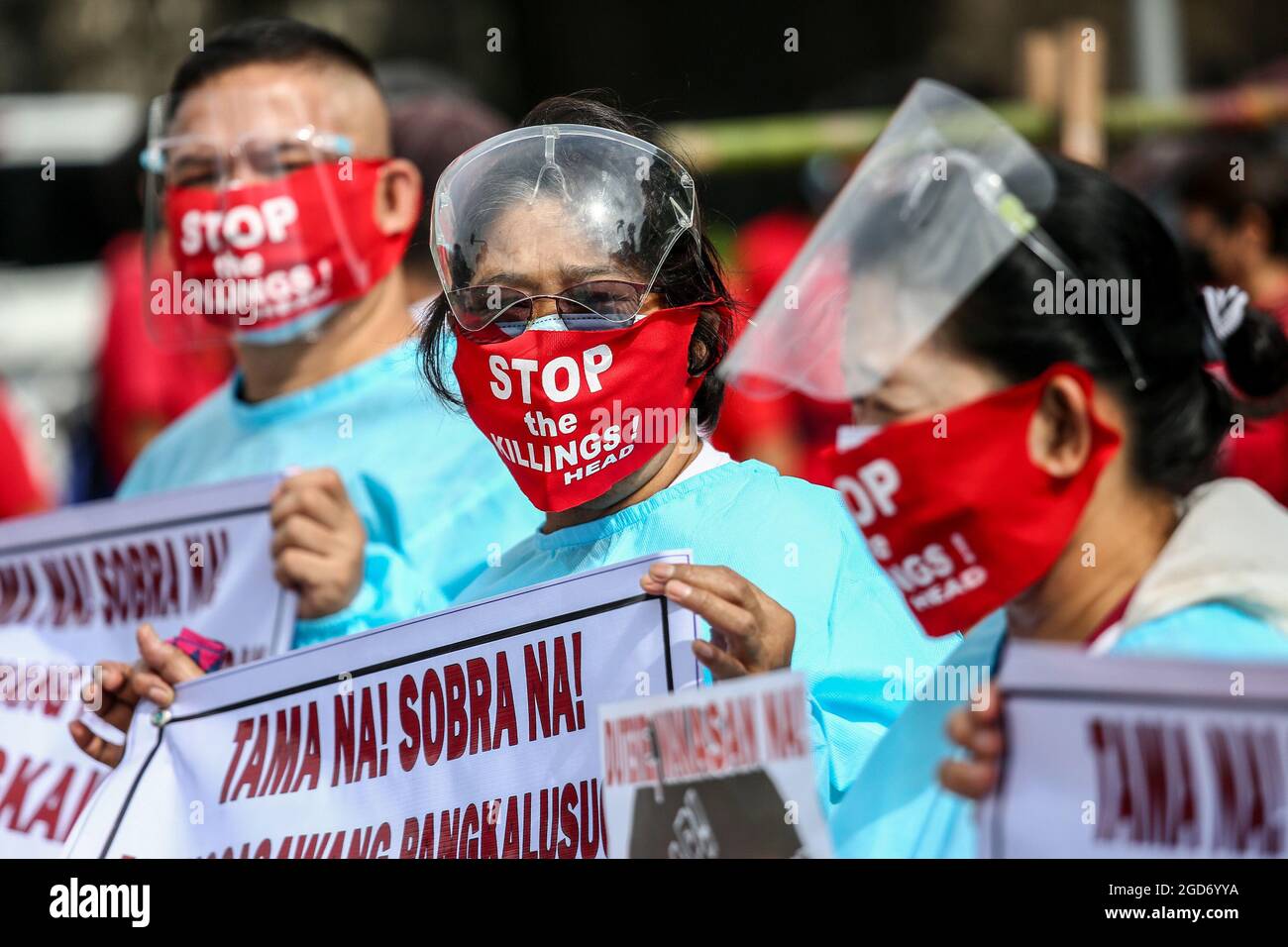 Les manifestants portant un masque de protection et des banderoles avant le dernier discours du président Rodrigo Duterte sur l'état de la nation à Quezon City, dans la région métropolitaine de Manille. Des milliers de manifestants de gauche se sont rassemblés et ont défilé vers le Congrès philippin, où Duterte a prononcé son dernier discours sur l'état de la nation, en liquidant son mandat de six ans au milieu de critiques telles que des violations présumées des droits de l'homme, Mauvaise gestion de la pandémie du coronavirus et inaction face au comportement agressif de la Chine dans la mer de Chine méridionale contestée. Philippines. Banque D'Images