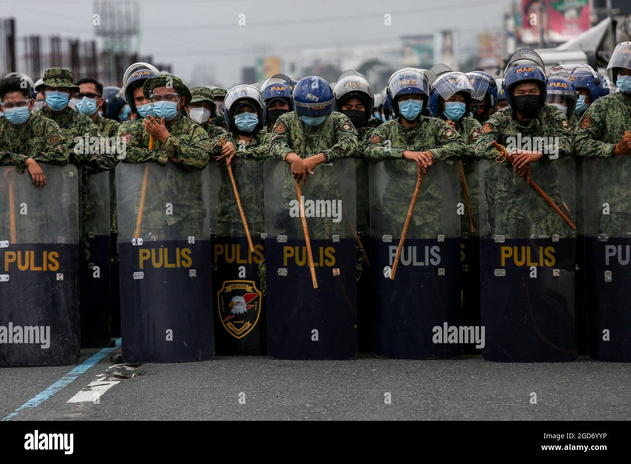 La police bloque les routes avant le dernier discours sur l'état de la nation du président Rodrigo Duterte à Quezon City, dans le métro de Manille. Des milliers de manifestants de gauche se sont rassemblés et ont défilé vers le Congrès philippin, où Duterte a prononcé son dernier discours sur l'état de la nation, en liquidant son mandat de six ans au milieu de critiques telles que des violations présumées des droits de l'homme, Mauvaise gestion de la pandémie du coronavirus et inaction face au comportement agressif de la Chine dans la mer de Chine méridionale contestée. Philippines. Banque D'Images