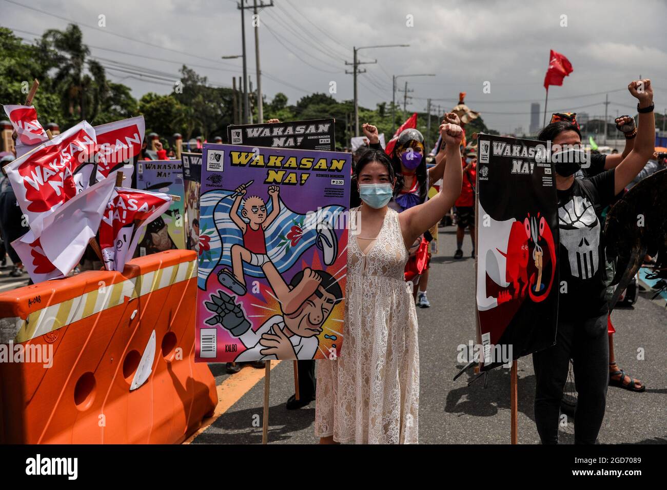 Les manifestants qui portent des vêtements protecteurs défilent devant le dernier discours du président Rodrigo Duterte sur l'état de la nation à Quezon City, dans la région métropolitaine de Manille. Des milliers de manifestants de gauche se sont rassemblés et ont défilé vers le Congrès philippin, où Duterte a prononcé son dernier discours sur l'état de la nation, en liquidant son mandat de six ans au milieu de critiques telles que des violations présumées des droits de l'homme, Mauvaise gestion de la pandémie du coronavirus et inaction face au comportement agressif de la Chine dans la mer de Chine méridionale contestée. Philippines. Banque D'Images