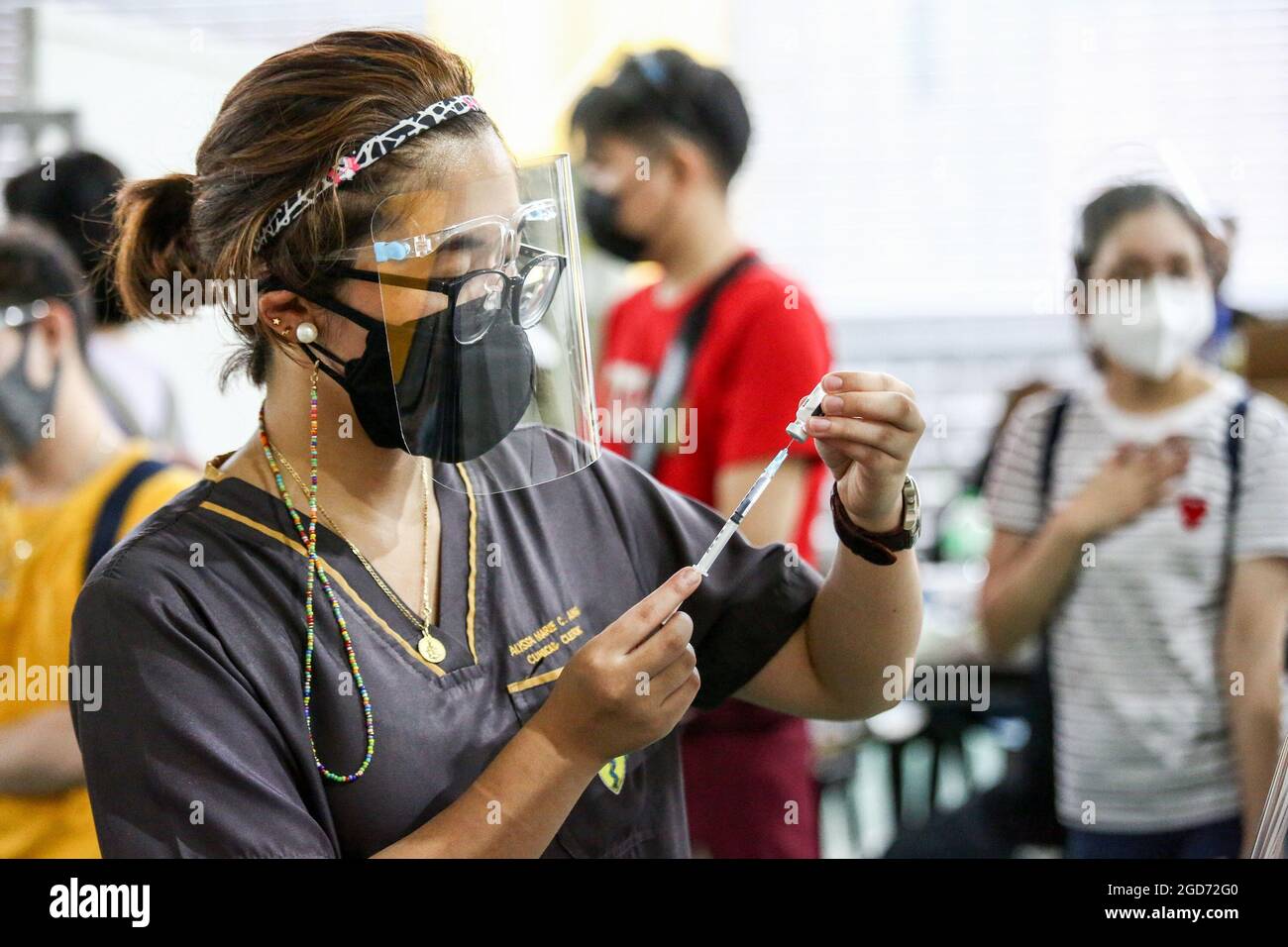 Un travailleur médical tient un flacon du vaccin Johnson & Johnson COVID-19 dans une seringue à la Filoil Flying-V Arena de San Juan City. Les autorités Philippines ont déclaré qu'une transmission locale de la variante très contagieuse du virus COVID-19 a été détectée dans le pays et ont annoncé des restrictions de quarantaine plus strictes dans la capitale et une interdiction d'entrée des voyageurs en provenance de Malaisie et de Thaïlande durement touchés. Metro Manille, Philippines. Banque D'Images