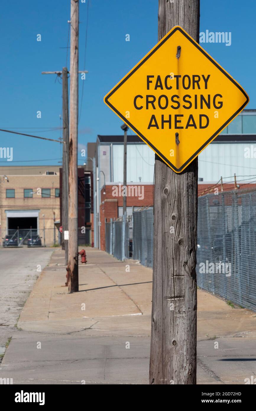 Detroit, Michigan - UN panneau de signalisation signale un passage à l'usine. Banque D'Images