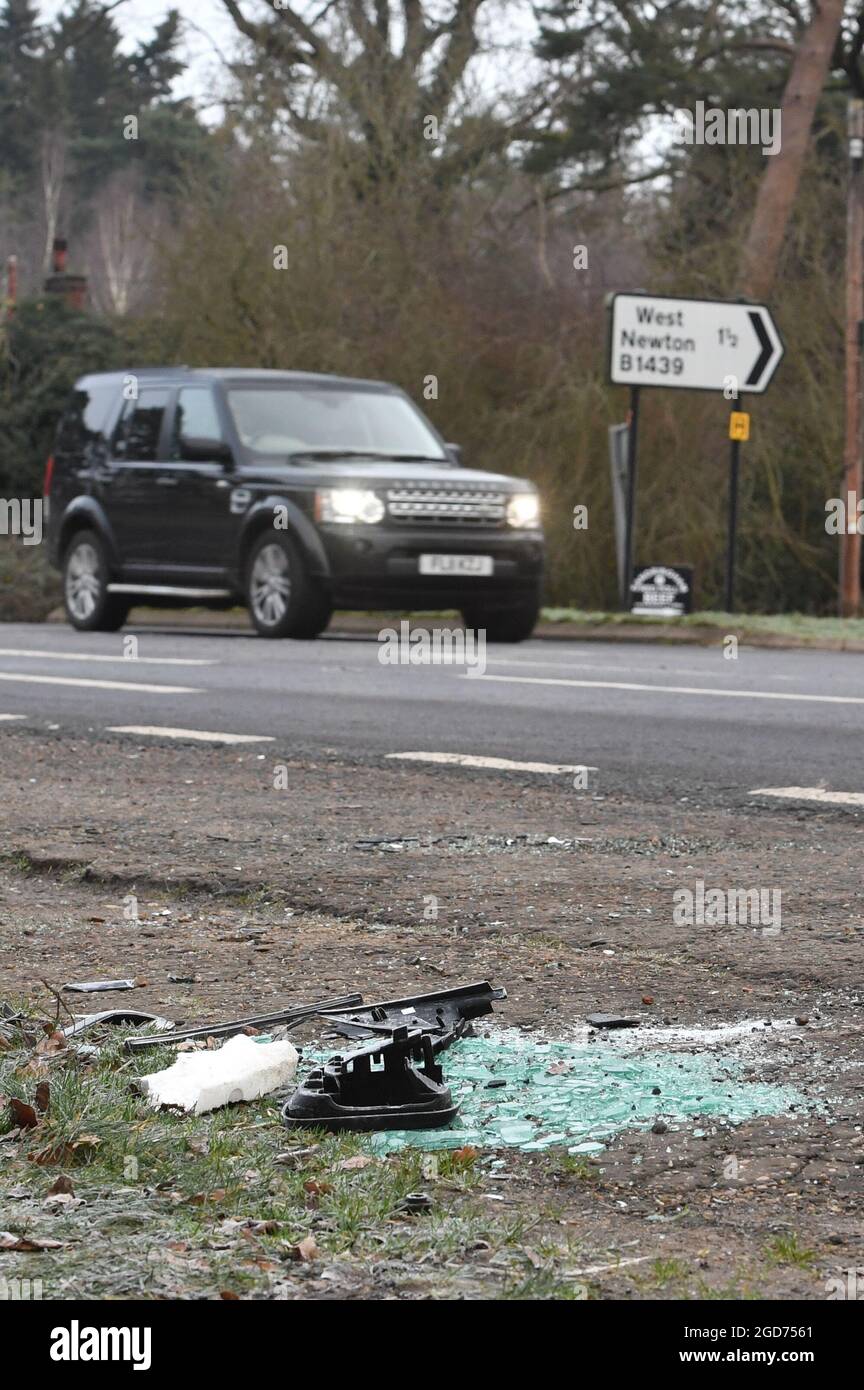 Photo du dossier datée du 18/01/19, de verre brisé et de pièces de voiture sur le côté de l'A149 près du domaine de Sandringham où le duc d'Édimbourg a été impliqué dans un accident de la route. La limite de vitesse de la route où le duc d'Édimbourg a été impliqué dans un accident de voiture est réduite de 10 km/h. Philip, qui avait 97 ans à l'époque, a renversé son Land Rover Freelander après avoir heurté une voiture Kia alors qu'il s'est tiré sur l'A149 à Norfolk. Date de publication : le mercredi 11 août 2021. Banque D'Images