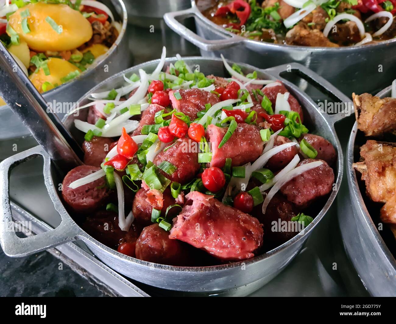 Saucisse traditionnelle hachée servie dans une casserole en aluminium Banque D'Images