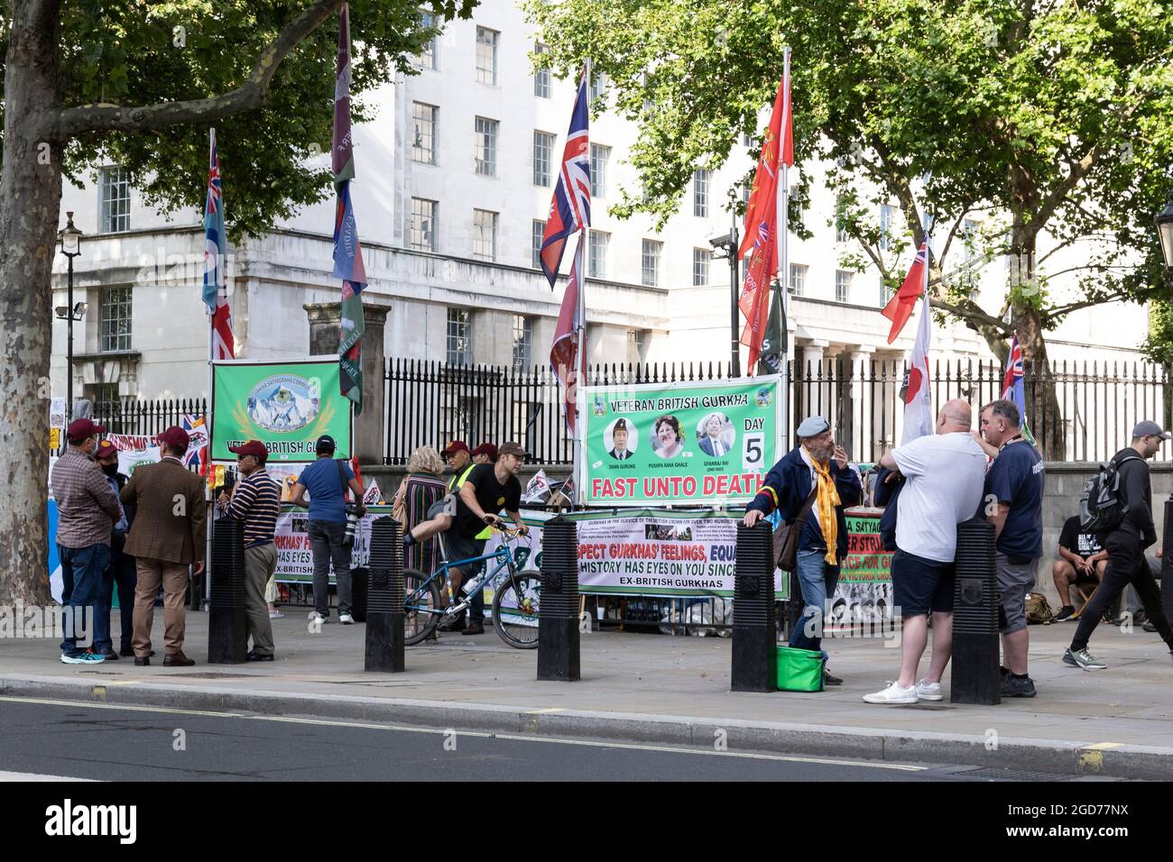 Londres, Royaume-Uni. 11 août 2021 les anciens combattants de Gurkha en grève de la faim de l'autre côté de la rue Downing. Banque D'Images