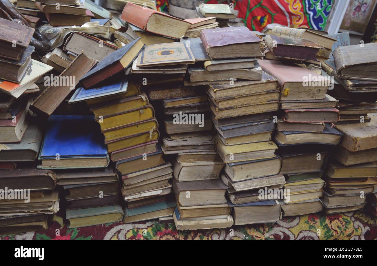Gros plan de vieux livres dans une chambre Banque D'Images