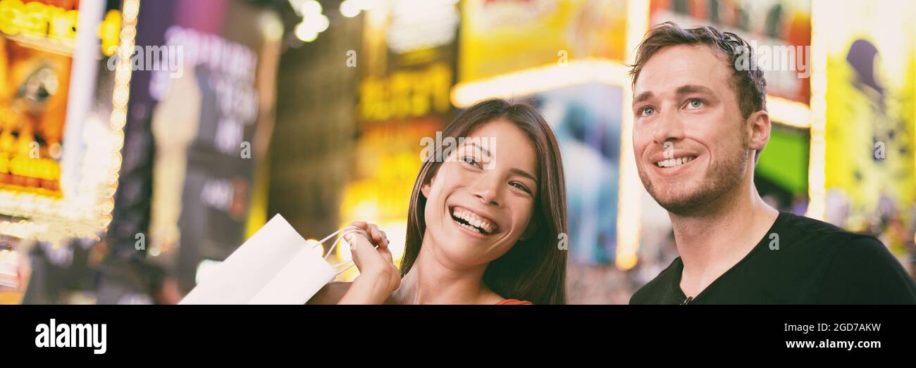 New York ville nuit biracial couple marchant sur Times Square rire bannière panoramique personnes style de vie Banque D'Images