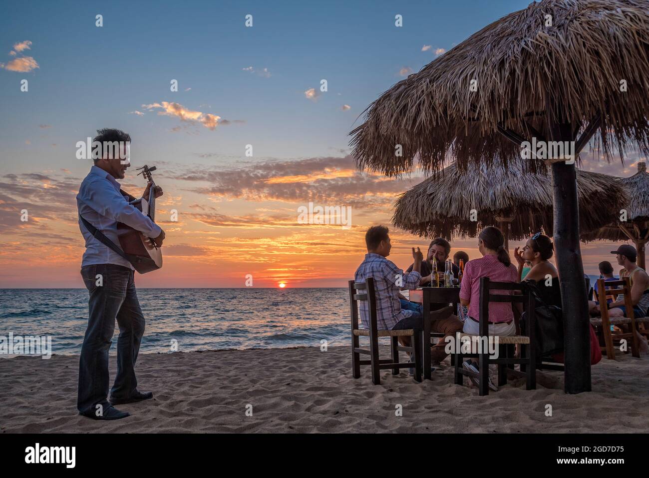 Coucher de soleil à Playa de los Muertos à Puerto Vallarta, Jalisco, Mexique. Banque D'Images