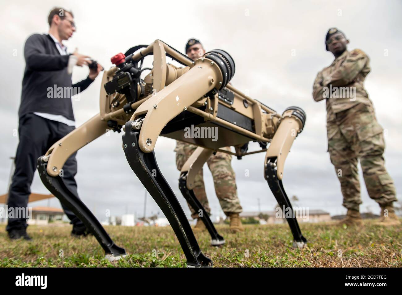 Un véhicule au sol sans pilote est testé à la base aérienne de Tyndall, en Floride, le 10 novembre 2020. Tyndall est l’une des premières bases militaires à mettre en œuvre les UGV semi-autonomes dans leur régiment de défense. Elles aideront à la reconnaissance et à l’amélioration des opérations de patrouille de sécurité dans l’ensemble de la base. (É.-U. Photo de la Force aérienne par Airman 1 ère classe Tiffany Price) Banque D'Images