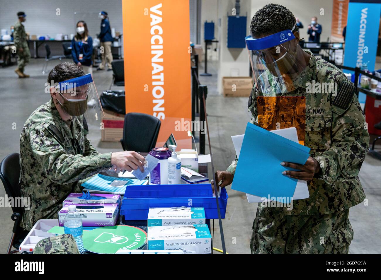 L'Hospitalman Matthew Tuten de la Marine américaine (à gauche), originaire de Wichita Falls, Texas, Et l'Hospitalman de la Marine américaine Kenecha Campbell (à droite), originaire d'Orlando, en Floride, affecté au Naval Medical Center Portsmouth, en Virginie, remplissent les stocks de vaccins COVID-19 à leurs postes assignés au Hynes Convention Center COVID-19 Community Vaccine Centre à Boston, le 2 avril 2021. Des marins de la Marine américaine de partout au pays sont déployés à l'appui des efforts fédéraux d'intervention contre les vaccins du ministère de la Défense. Le Commandement du Nord des États-Unis, par l'entremise de l'Armée du Nord des États-Unis, demeure déterminé à offrir un service de défense souple et continu Banque D'Images