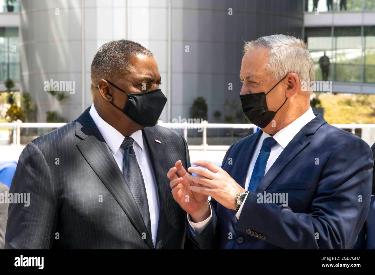 Le secrétaire à la Défense, Lloyd J. Austin III, s'entretient avec le ministre israélien de la Défense, Benny Gantz, au ministère de la Défense à HaKirya, en Israël, le 11 avril 2021. (Photo du DoD par le sergent d'état-major de la Force aérienne des États-Unis. Ponceuses à cric). Banque D'Images