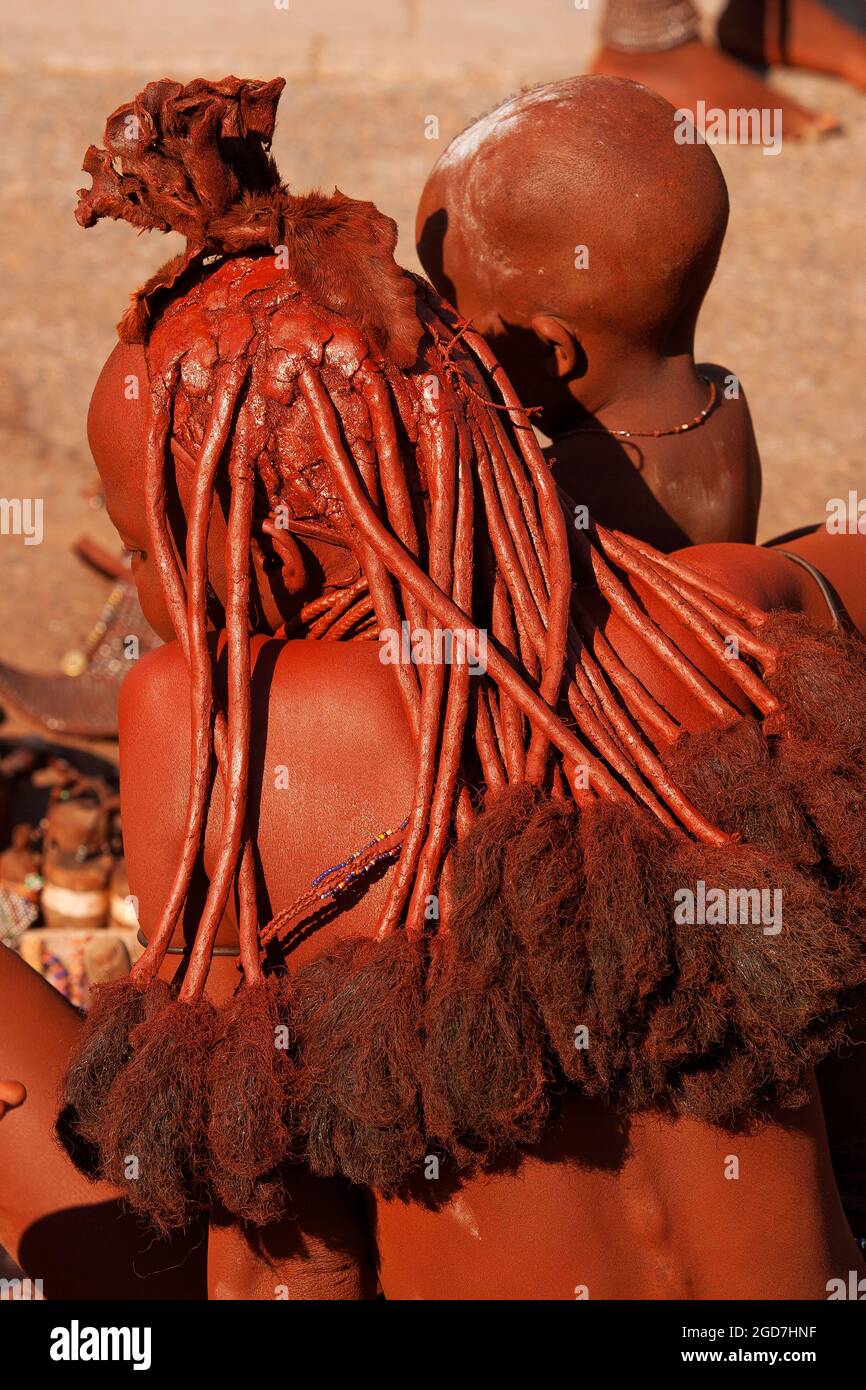 Femme de la tribu himba à la ville d'Outjo, Kunene, région, Namibie du nord Banque D'Images