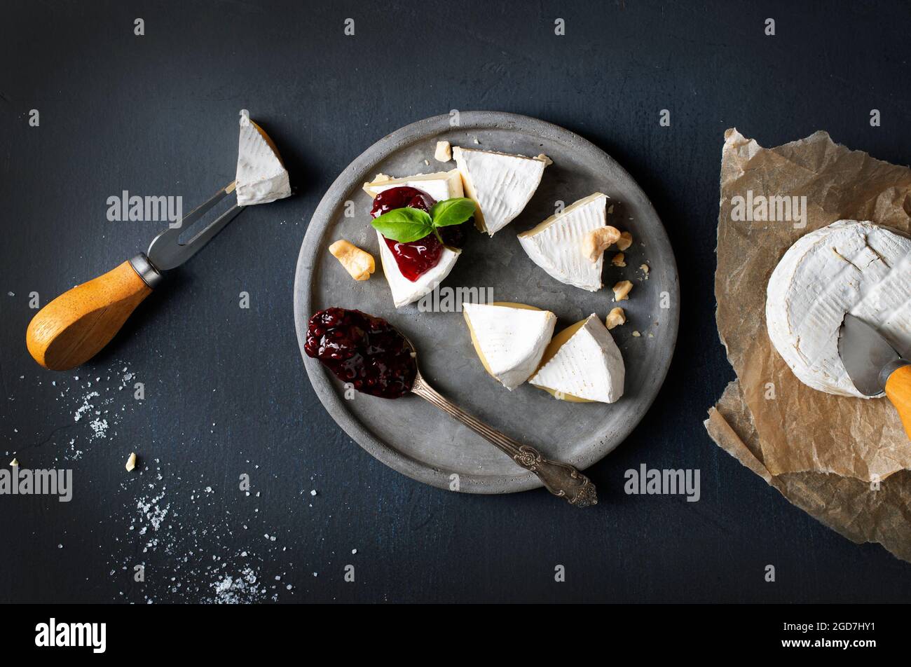 Fromage Camembert dénoyé sur une assiette en argile avec confiture Banque D'Images