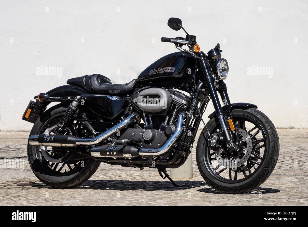 Harley davidson roadster 1200 Banque de photographies et d’images à ...
