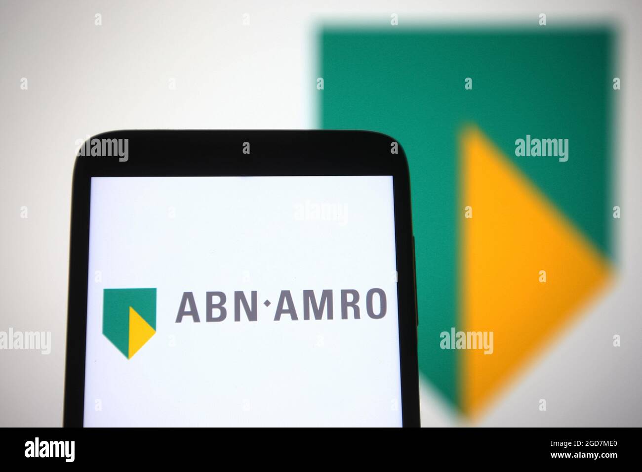 Dans cette illustration, un logo ABN AMRO d'une banque néerlandaise est visible sur l'écran d'un smartphone. Banque D'Images