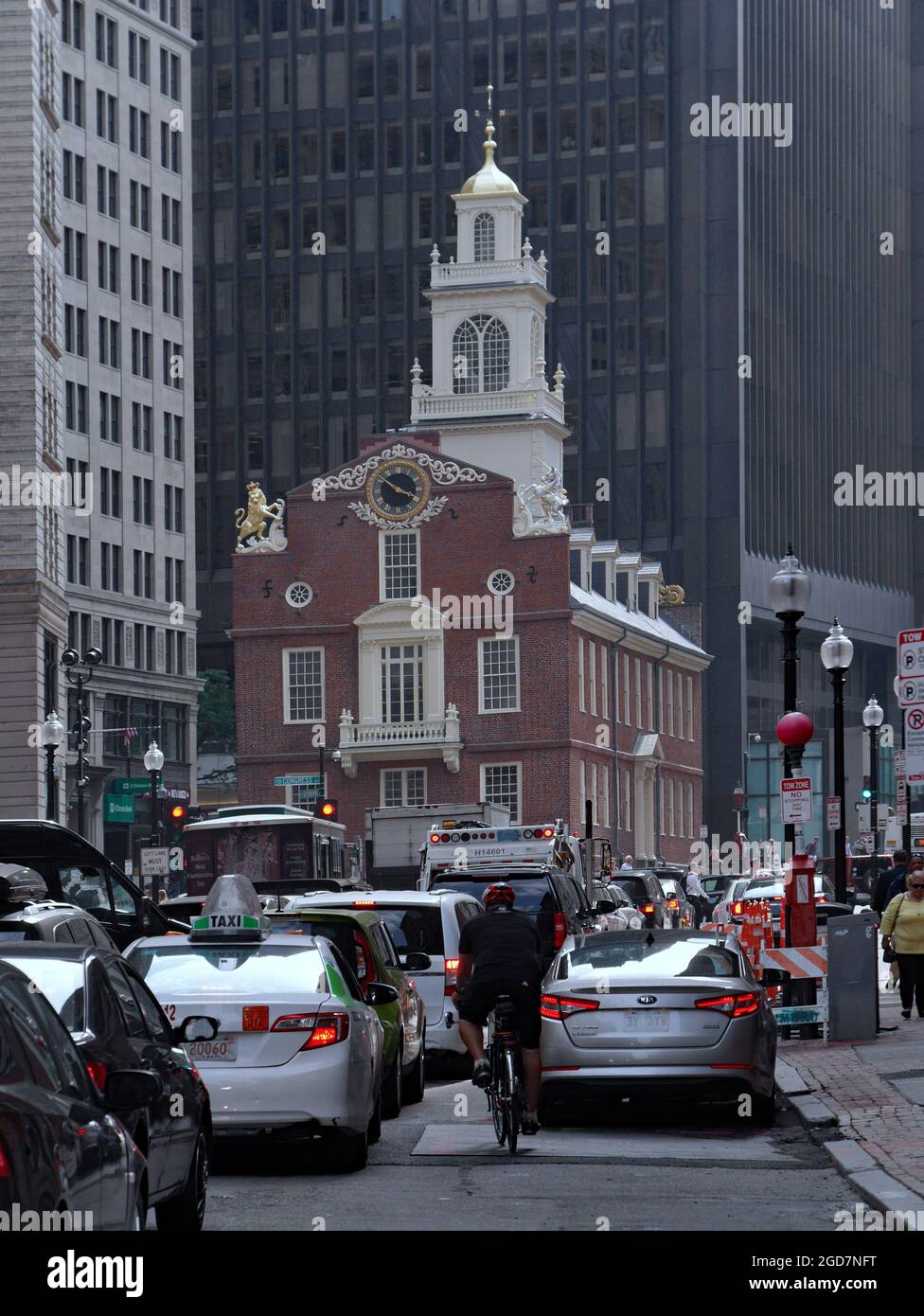 Boston, Massachusetts - 23 juin 2015 : circulation intense pendant les heures de pointe dans le centre-ville de Boston, en face de l'historique Old State House. Banque D'Images