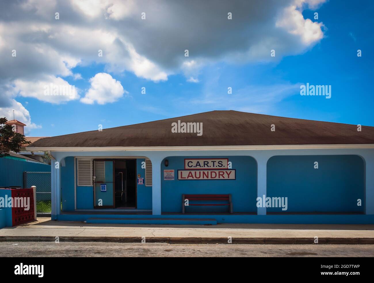 Grand Cayman, îles Caïmans, juillet 2020, vue sur le bâtiment de blanchisserie C.A.R.T.S à George Town Banque D'Images