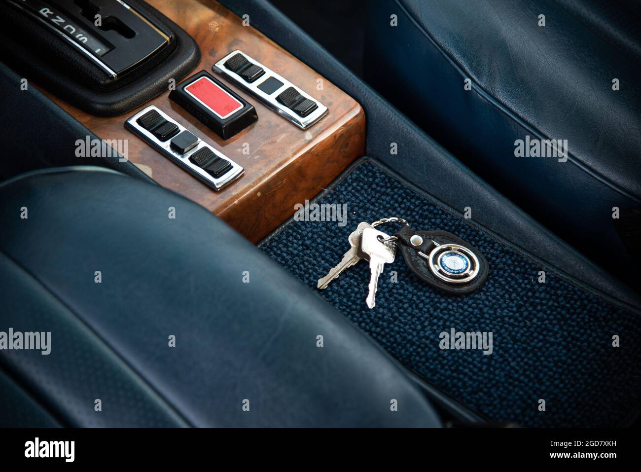 Clés de voiture sur une console centrale d'une voiture classique par le sélecteur de vitesse. Banque D'Images