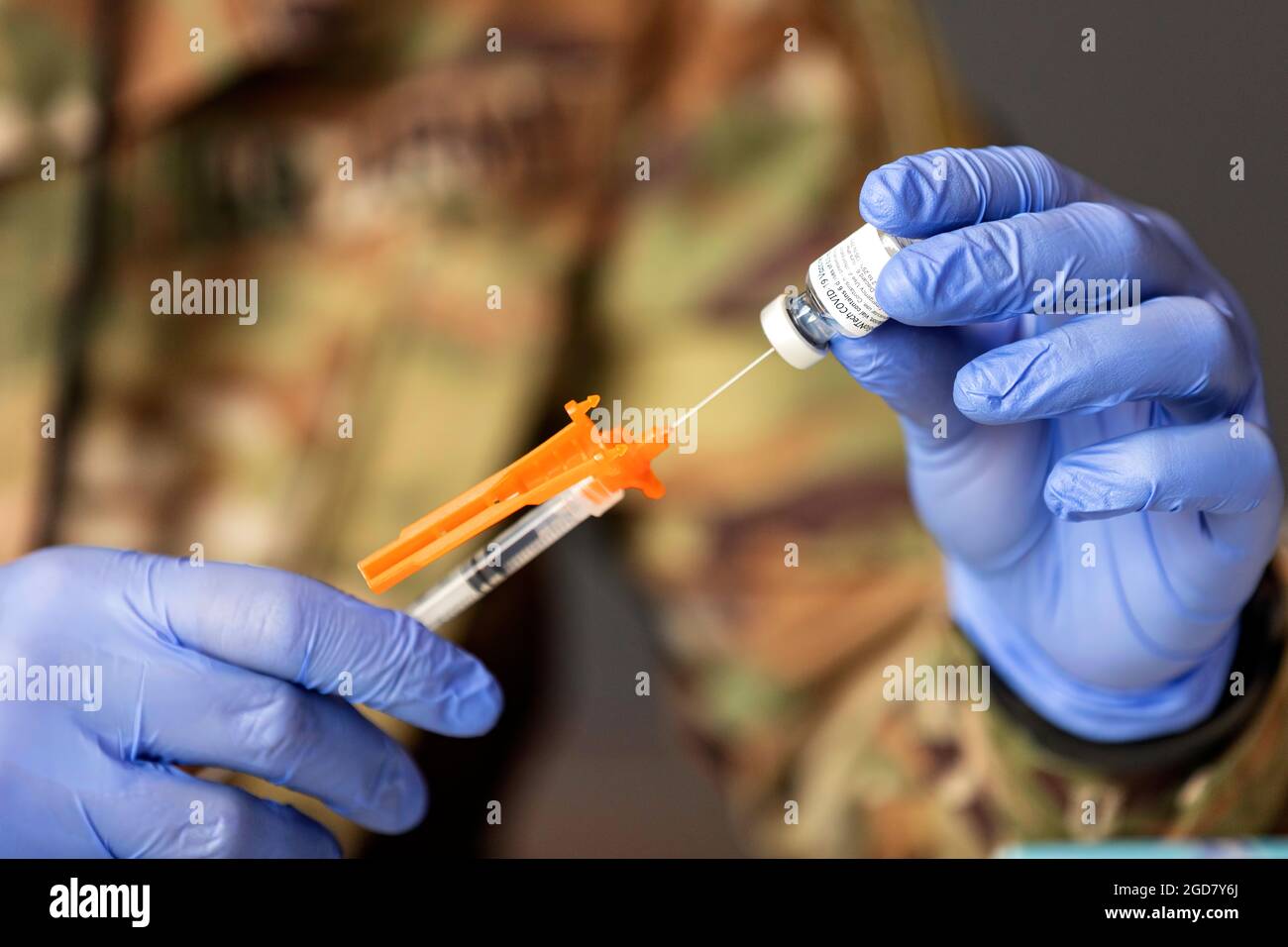 Les soldats de l'armée américaine dessinent et préparent des vaccins au centre de vaccination communautaire d'Atlanta, au stade Mercedes-Benz, le 26 mars 2021. Le Commandement du Nord des États-Unis, par l'intermédiaire de l'Armée du Nord des États-Unis, demeure déterminé à fournir un soutien continu et souple du ministère de la Défense à l'Agence fédérale de gestion des urgences dans le cadre de la réponse pangouvernementale à la COVID-19. (É.-U. Photo de l'armée par la SPC. Robert P Wormley III, 50e Détachement des affaires publiques) Banque D'Images