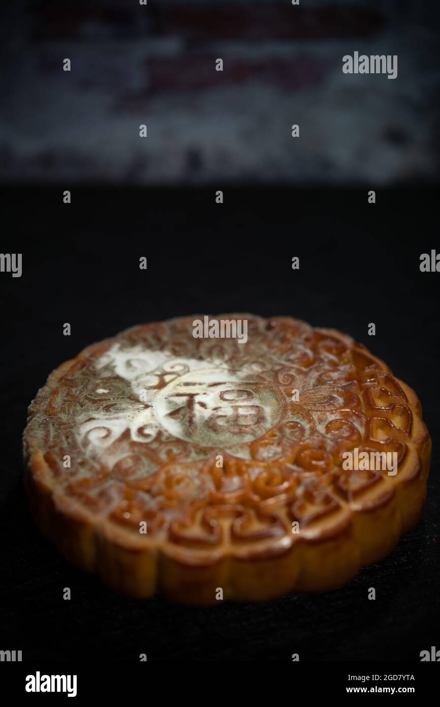 Traduction En Anglais Du Gateau De Lune Chinois Fortune Mal Moldy Avec Un Mur Endommage A La Position Verticale De Fond Photo Stock Alamy