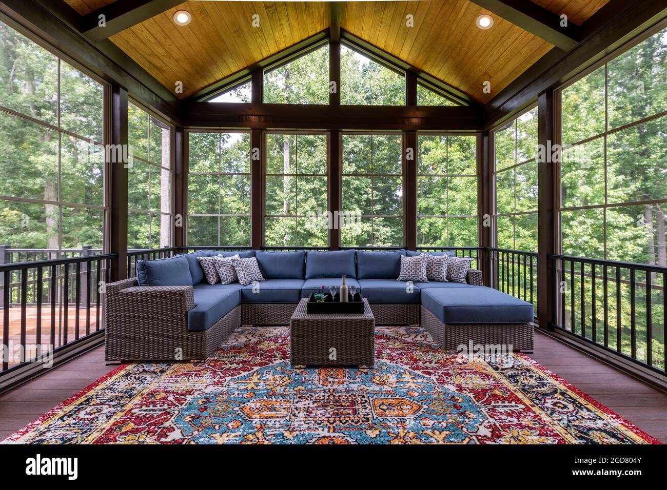 Nouvelle véranda moderne avec moustiquaire et mobilier de jardin, bois  d'été en arrière-plan Photo Stock - Alamy