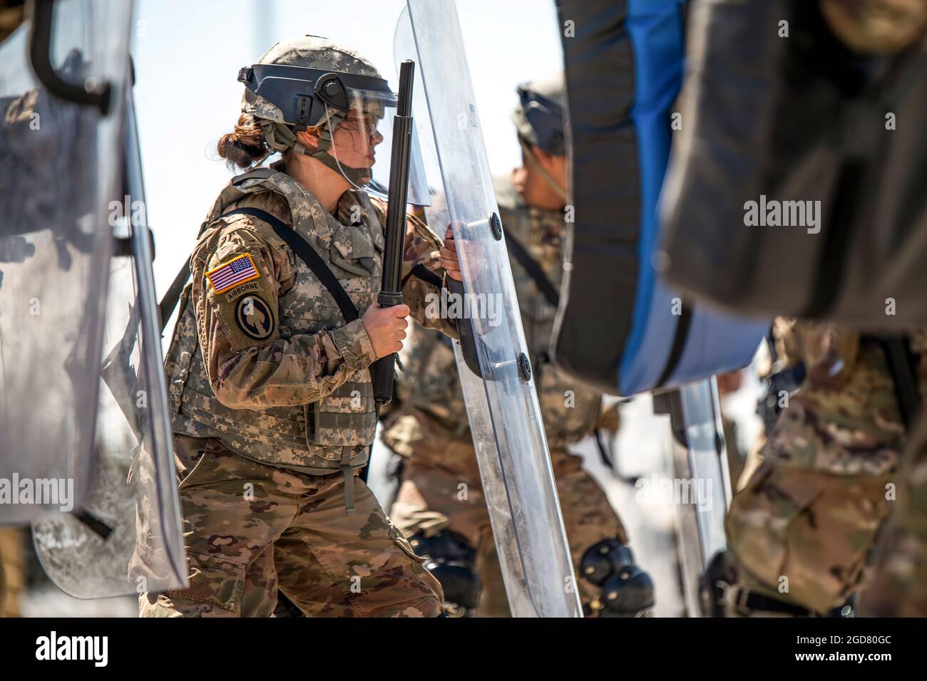 Les gardiens de l'Utah participent à l'entraînement de la Force de réaction de la Garde nationale le 02 mai, au North Salt Lake City Armory. La formation est conçue pour s'assurer que les gardes sont prêts à répondre à une activation NGRF aussi rapidement et efficacement que possible. (É.-U. Photo de la Garde nationale aérienne par Tech. Sgt. Colton Elliott) Banque D'Images