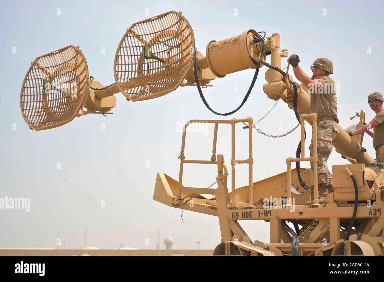 PFC de l'armée américaine. Jonas Berlasty, Alpha Battery, 5-52 Air Defense Artillery Bataillon patriote opérateur/agent de contrôle des incendies, lance l'antenne du groupe de mât d'antenne (AMG) à la base aérienne d'Al Dhafra, Émirats arabes Unis, 5 mai 2021. L'AMG fonctionne comme un amplificateur et un relais de communication pour la transmission de la voix et des données. (É.-U. Photo de la Force aérienne par le sergent d'état-major. Jao’Torey Johnson) Banque D'Images