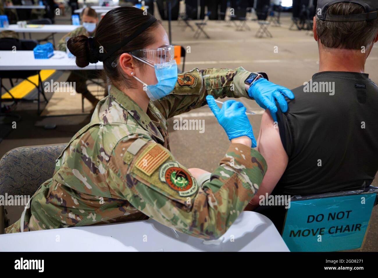Airman Anabell Salcedo, Senior de la U.S. Air Force, affecté au 628e Escadron des opérations de soins de santé à la base conjointe de Charleston, en Caroline du Sud, administre un vaccin COVID-19 à un membre de la communauté locale au Centre communautaire de vaccination (CVC) de St. Paul, au Minnesota, le 7 juin 2021. Les aviateurs du centre terminent leur mission fort et avec fierté, sachant qu'ils servaient la communauté locale. Le Commandement du Nord des États-Unis, par l'intermédiaire de l'Armée du Nord des États-Unis, demeure déterminé à fournir un soutien continu et souple du ministère de la Défense à l'Agence fédérale de gestion des urgences dans le cadre du service de l'ensemble du gouvernement Banque D'Images